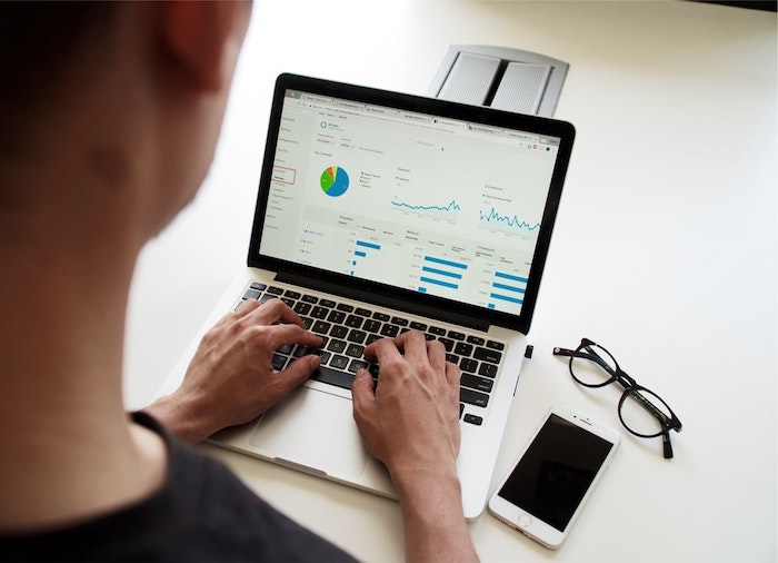 laptop gris mac google analytics data bureau blanc lunette de vue hypster