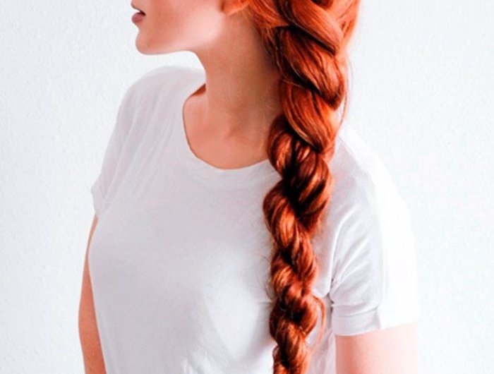 longs cheveux roux avec tresse sur le coté nouée d un elastique exemple de coiffure originale