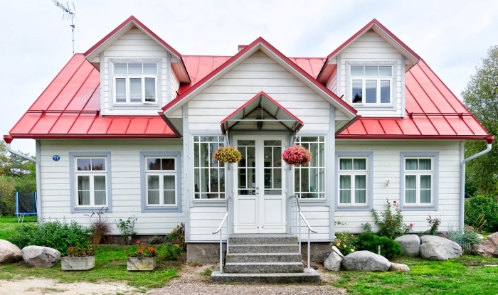 maison extérieure façade panneaux blancs isolation thérmique toit rouge fenêtre jardin aménagement paysager