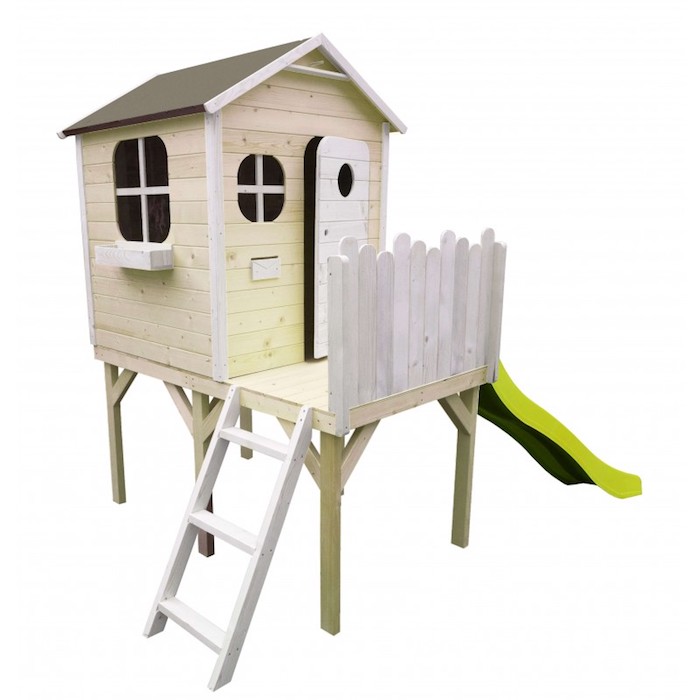 maisonnette en bois sur pilotis dans un jardin en plein air extérieur avec des planches de bois et tobbogan, modèle cabane en bois pour enfant