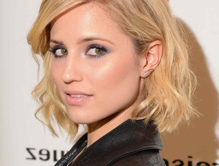 maquillage eyeliner couleur mascara frange longue bouclée coupe de cheveux carré wavy