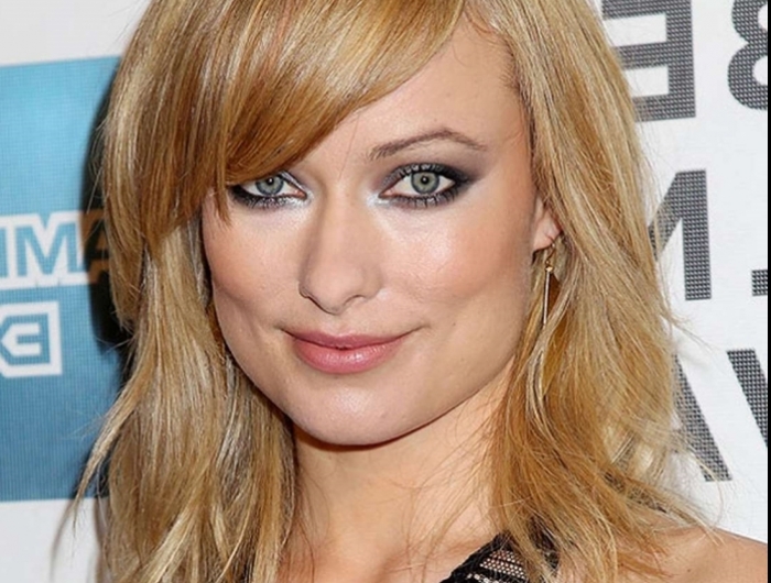 maquillage yeux smoky fards a paupieres gris et noir coupe avec frange cheveux couches