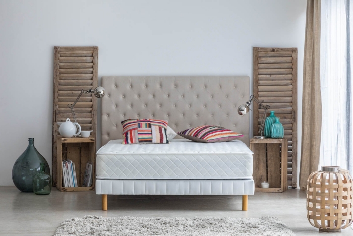 matelas mousse mémoire de forme décoration chambre a coucher tête de lit boutonnée meuble chevet bois