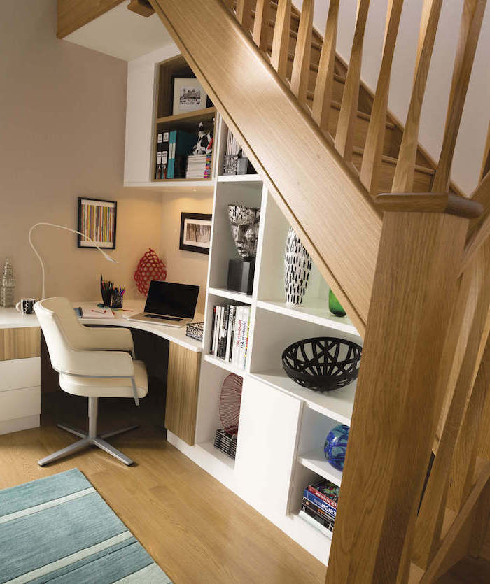 meuble sous escalier en blanc escalier en chêne objets déco styles chaise de bureau en cuir