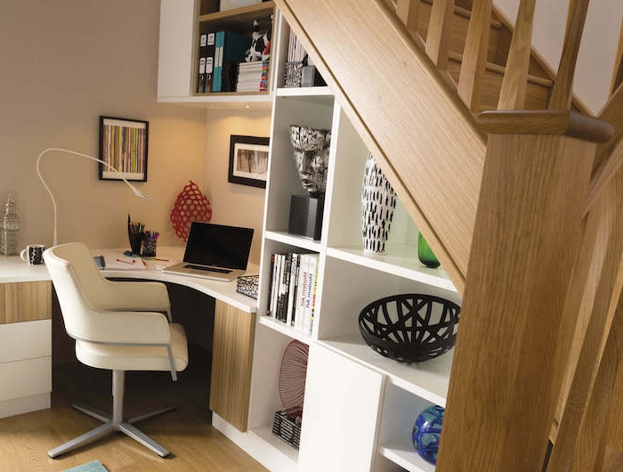 meuble sous escalier en blanc escalier en chêne objets déco styles chaise de bureau en cuir