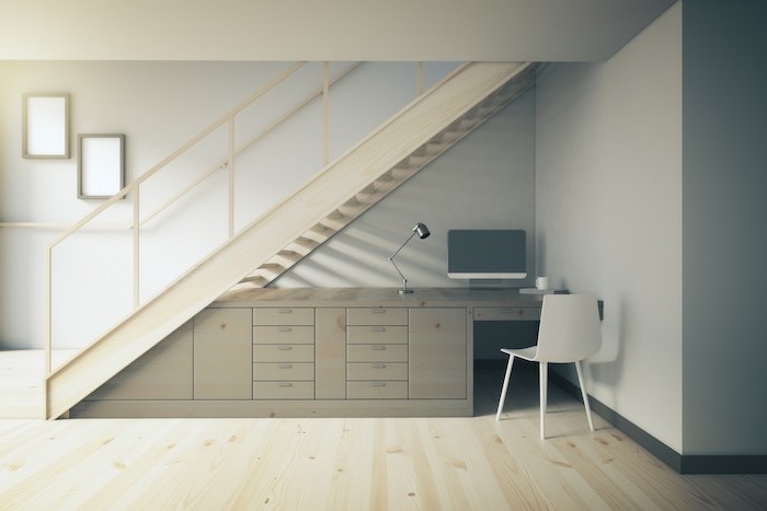 meuble sous escalier en gris chaise blanche style épuré cadre de photos