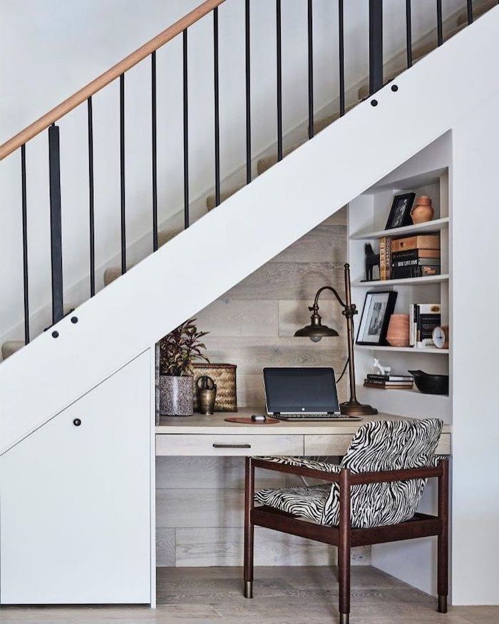 meuble sous escalier encastré blanc chaise en bois avec coussin en noir et blanc lampe style industriel plante