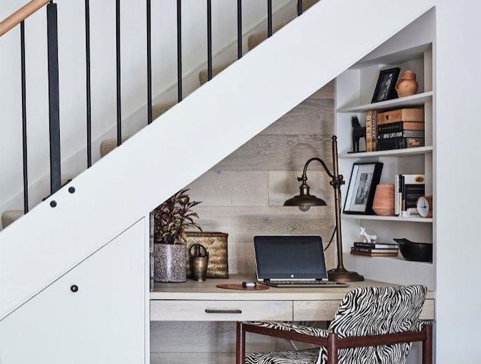 meuble sous escalier encastré blanc chaise en bois avec coussin en noir et blanc lampe style industriel plante