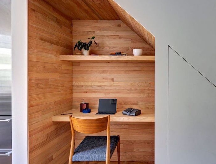 meuble sous escalier escalier en bois avec rangement et étagères en bois sur mesure déco
