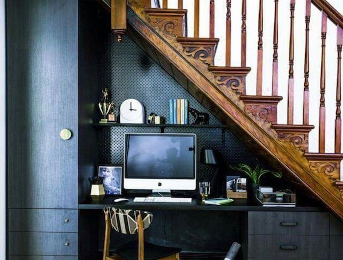 meuble sous escalier peint en bleu foncé stylé escalier rustique en bois décoration et plantes