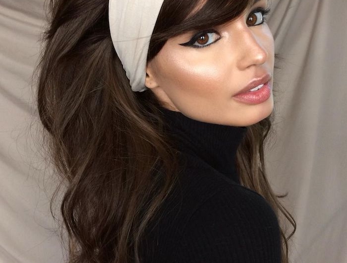 modele de coiffure avec bandeau volume sur le dessus et des mèches ondulées femme maquillage yeux de biche