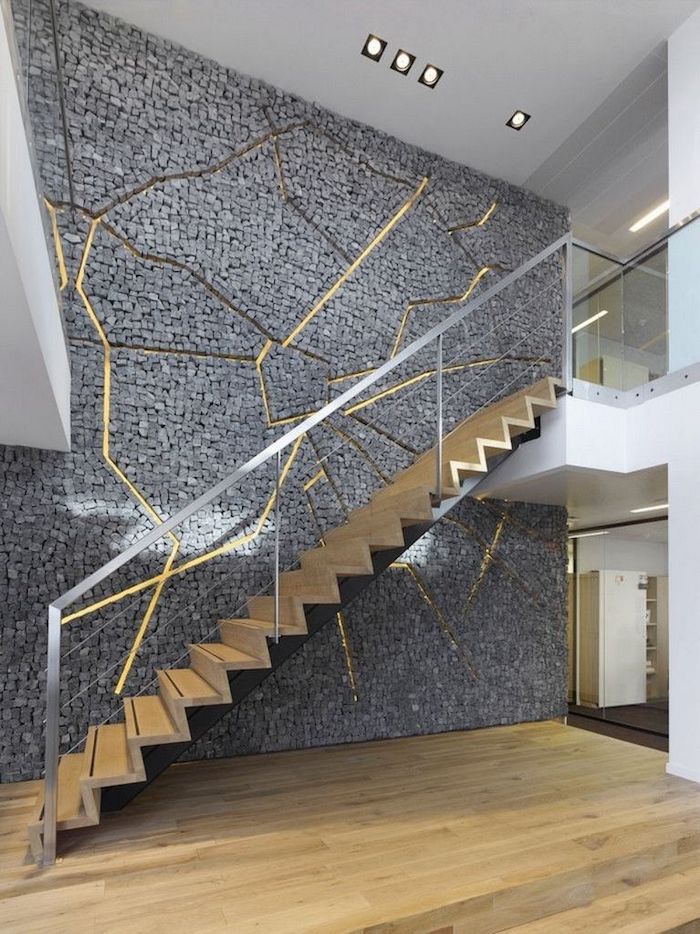 moderniser un escalier en bois mur en gris et or garde corps en métal