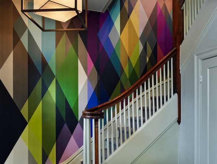 moderniser un escalier en bois mur multicolor papier peint moderne garde corps en bois et blanc