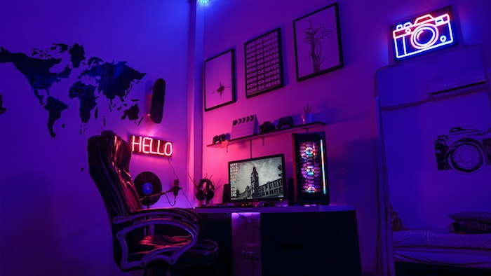 modèle de chambre gaming aménagement deco gaming neon bureau fauteuil ergonomique