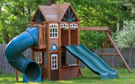 modèle maison jardin enfant avec tobbogans et balançoires dans un jardin extérieur