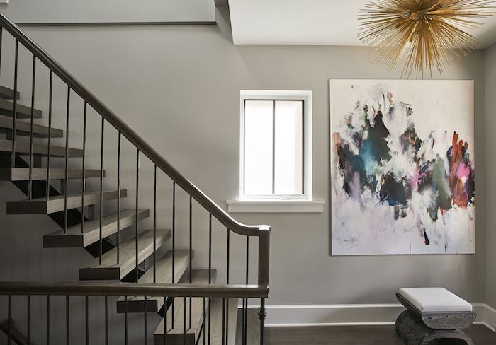 peindre une cage d escalier quelle couleur murs gris peinture multicolore moderne lustre doré