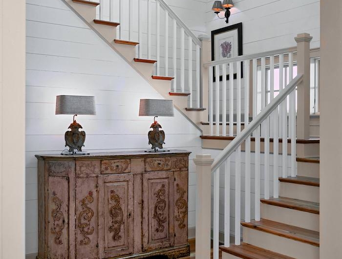 peinture escalier bois murs en planches de bois peints en blanc garde corps blanc marches en bois