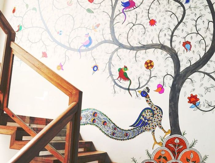 peinture escalier bois paon et autres oiseaux sur un arbre fond blanc