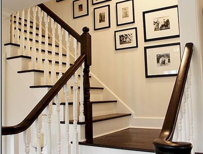 peinture pour escalier en bois contremarches en blanc cadres de photos noires garde corps en bois et blanc