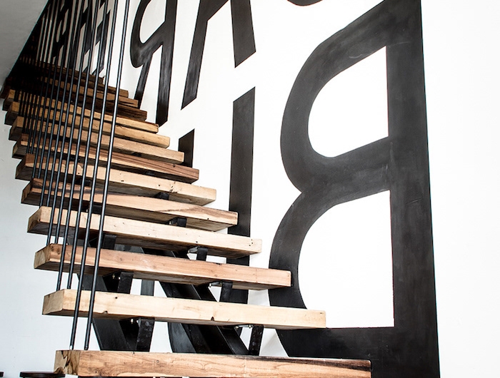 peinture pour escalier en bois garde corps vertical en métal mur peint en blanc avec stickers