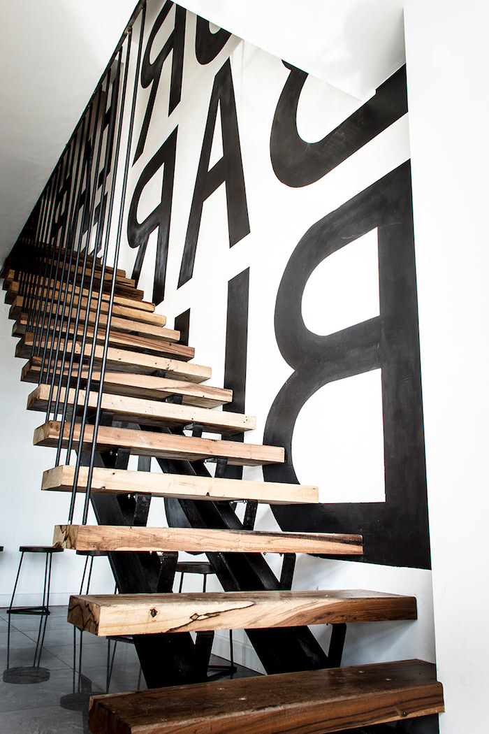 peinture pour escalier en bois garde corps vertical en métal mur peint en blanc avec stickers