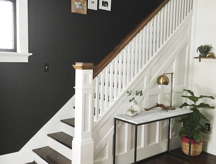 peinture pour escalier en bois mur noir décoration garde corps en bois et blanc