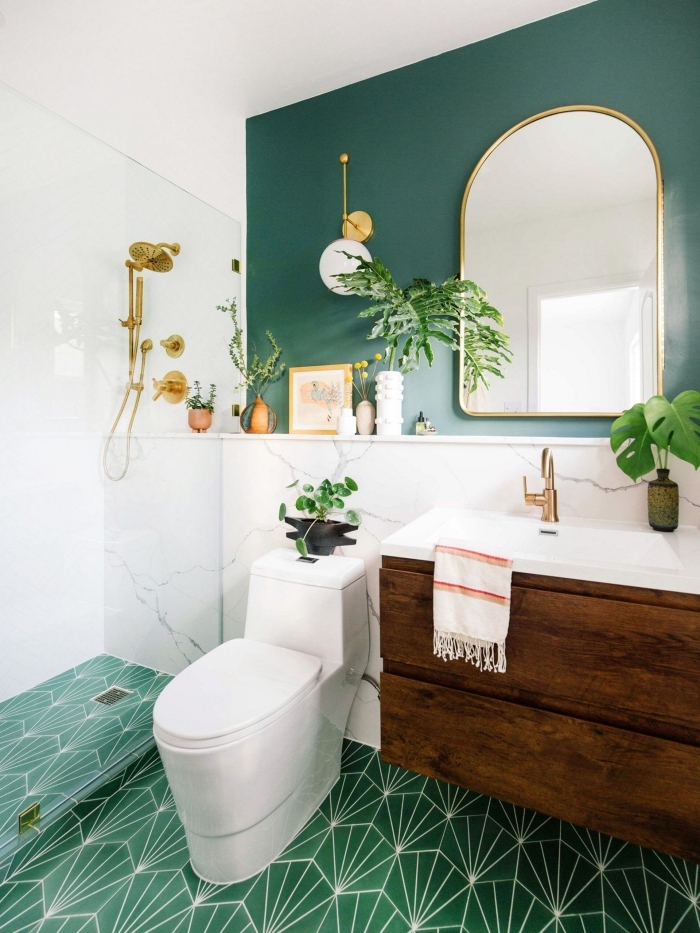 peinture wc moderne carrelage vert a motifs cabine douche robinet or plantes vertes intérieur monstera