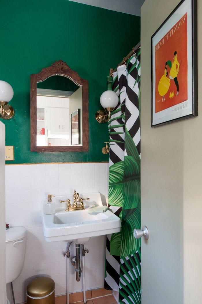 peinture wc moderne couleur vert rideaux douche motifs feuilles vertes petit évier accents or