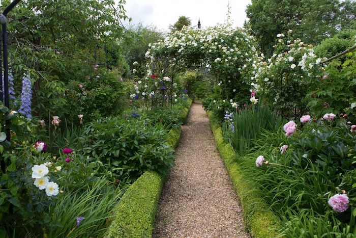photo deco jardin avec gravier bordures en buissons verts jardin de fleurs