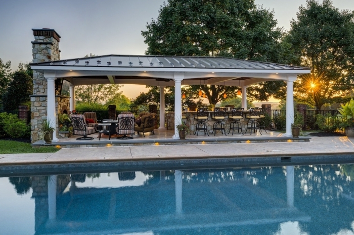 piscine avec cuisine exterieure couverte toit barbecue four meubles de jardin fer forgé