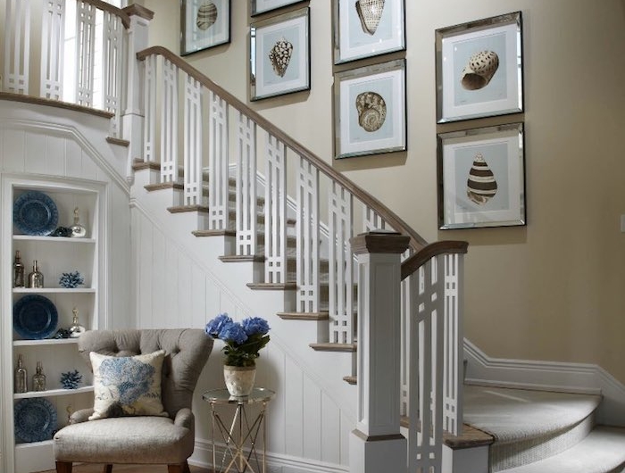 quelle couleur pour peindre une cage d escalier murs en beige marches en bois clair tapis gris
