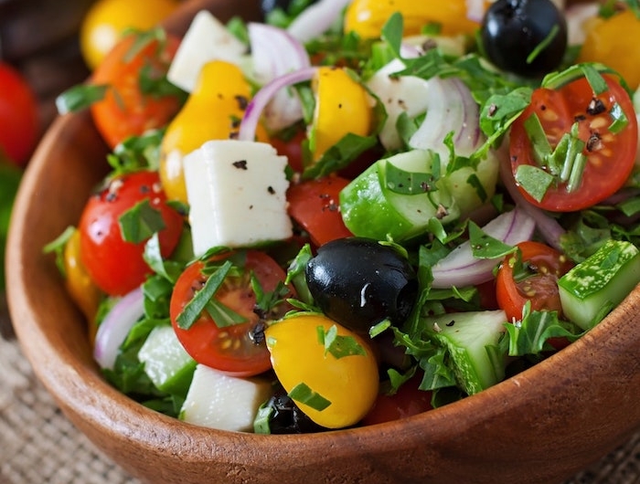 recette salade été bol en bois tomates concombre oignon olives basilic frais fromage feta