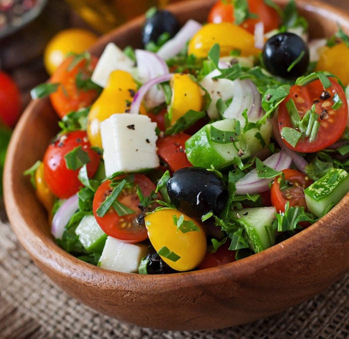 recette salade été bol en bois tomates concombre oignon olives basilic frais fromage feta