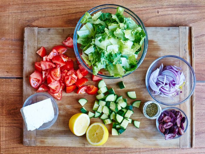 recette salade été laitue tomates concombre oignon rouge citron olive fromage feta basilic sec