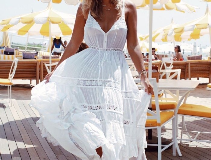 robe longue blanche boheme decoleté en v sandales à talons lunettes de soleil en blanc et noir femme à la plage