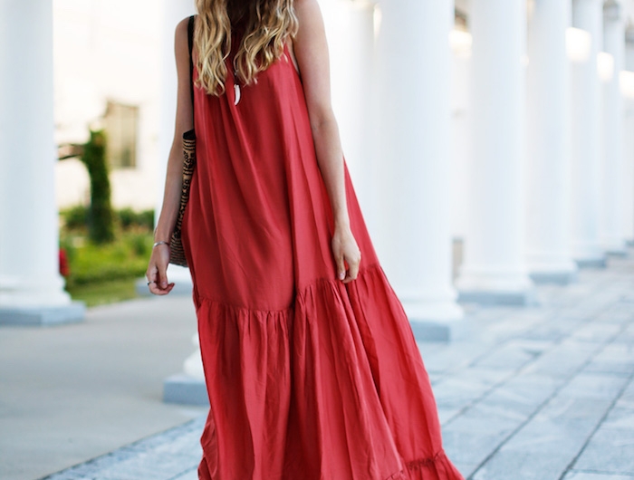 robe longue ete 2021 rouge sandales plates capeline en paille