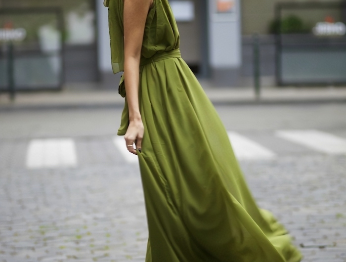 robe longue ete 2021 unie vert olive élégante femme au chignon avec lunettes de soleil noires et sandales à talons noires