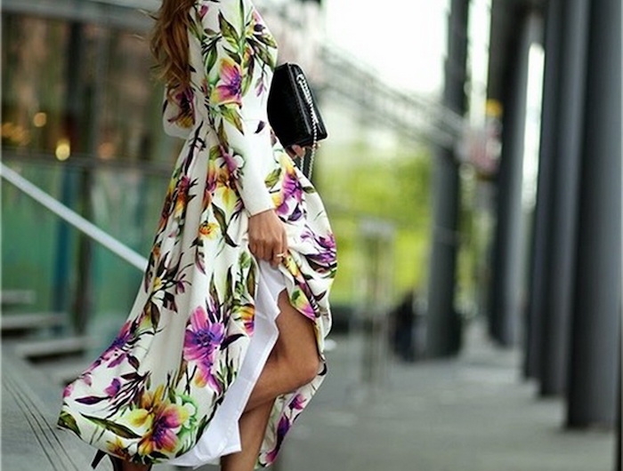 robe longue fleuries ete blanche aux fleurs violettes vertes et jaunes sanadales à talons hauts et pochette noires