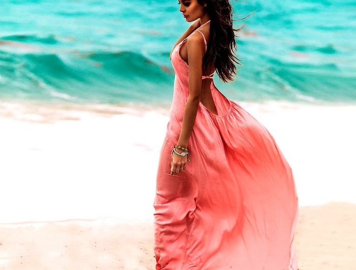 robe longue fluide en rose corail au dos ouvert femme à la plage