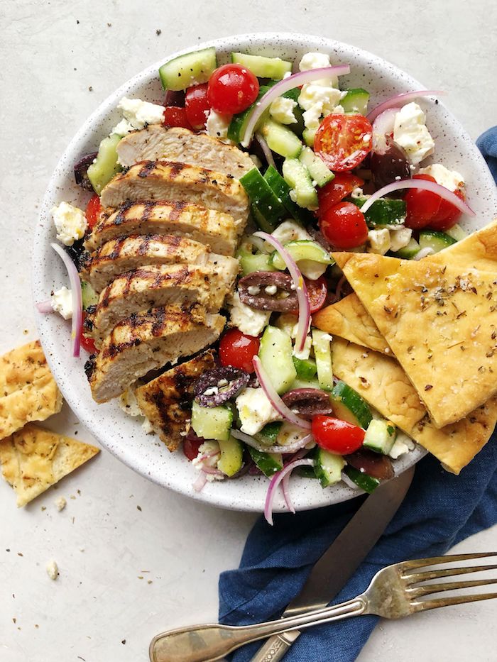 salade à la grecque avec du pain naan poulet tomates concombre oignon poivron et fromage feta