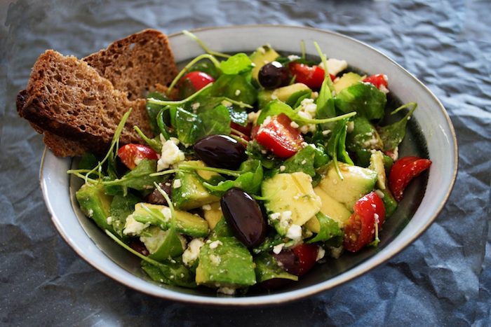 salade composée été avec roquette avocat tomates oignon olives fromage feta et du pain