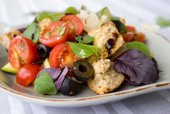salade composée été épinard tomate olives basilic frais pain