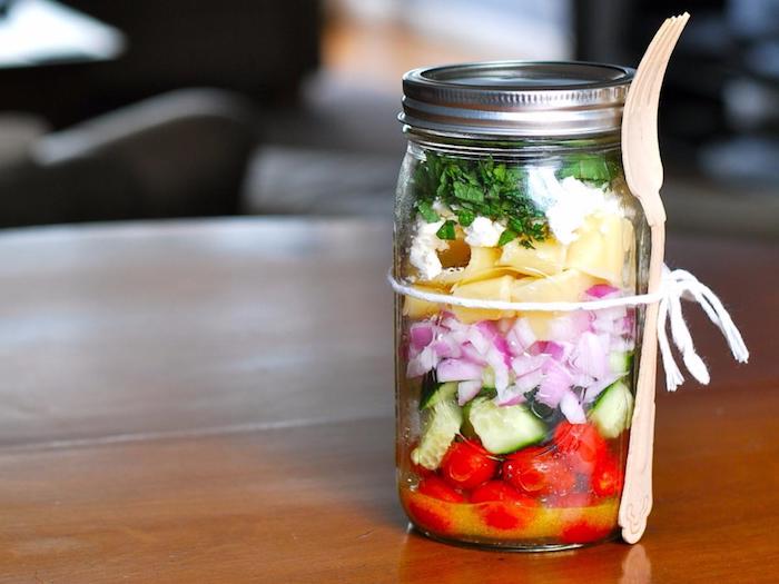 salade composée été pot de salade de tomates concombre oignon poivron et fromage feta