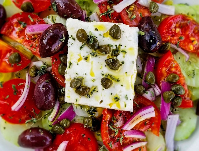 salade concombre feta câpres tomates oignon olives basilic frais fromage feta