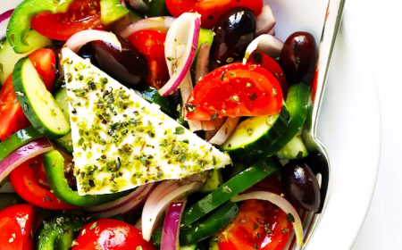 salade concombre feta tomates oignon rouge poivron vert basilic sec