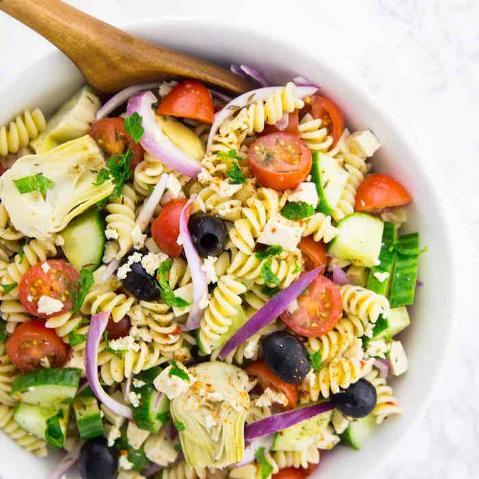salade cretoise pâte avec tomates concombre oignon olives basilic frais fromage feta