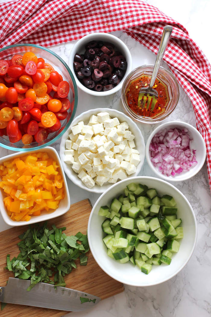 salade d été pour barbecue ingrédients tomates concombre oignon olives basilic frais fromage feta