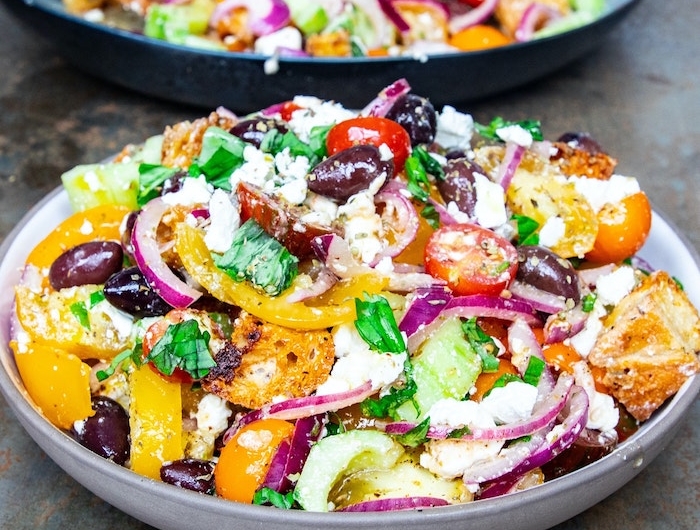 salade feta assiettes creuses légumes d'été tomates concombre oignon olives basilic frais fromage feta
