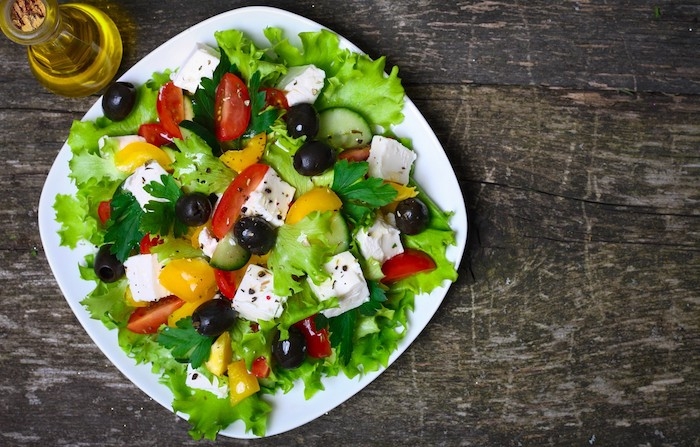 salade grecque recette avec laitue concombre tomates olives persil fromage feta