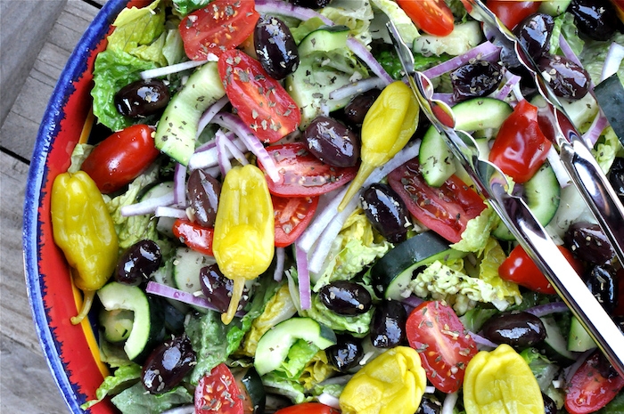 salade grecque recette avec piment vert tomates concombre oignon olives et fromage feta basilic sec